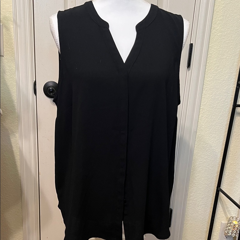Apt. 9 Black V-Neck Sleeveless button down blouse